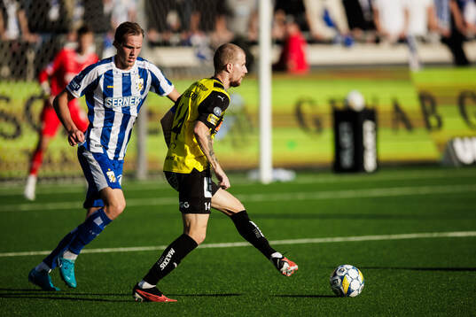 IFK Göteborgs Adam Carlén och Häckens Simon Gustafson