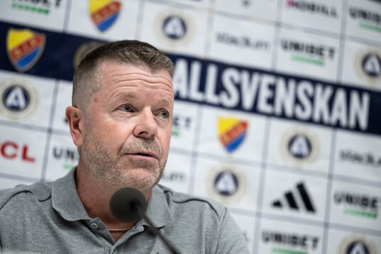 Mjällbys tränare Anders Torstensson på en presskonferens
