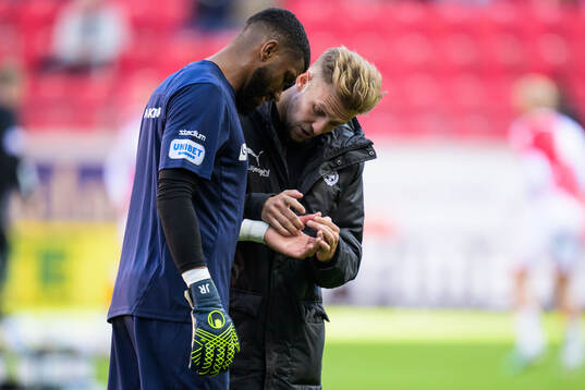 Värnamos målvakt Jonathan Ursin Rasheed skadade handen