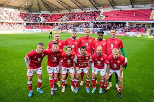 Kalmars startelva med hyllningströjor för Romario Pereira