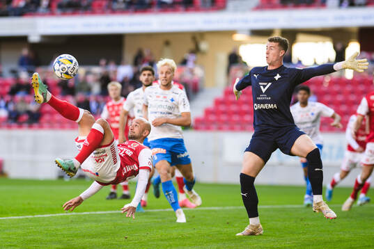 Kalmars Robert Gojani och Värnamos målvakt Viktor