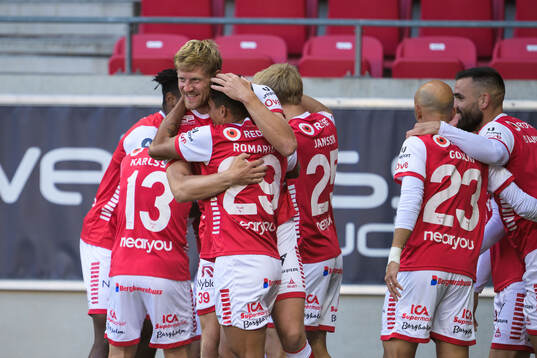 Kalmars Lars Saetra och Romario Pereira Sipiao jublar