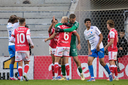 Kalmars Rasmus Sjöstedt och målvakt Samuel Brolin kramar