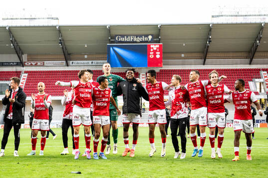 Kalmars spelare jublar