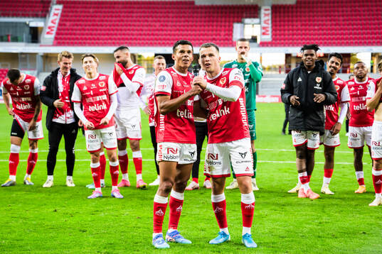 Kalmars Romario Pereira Sipiao och Simon Skrabb jublar