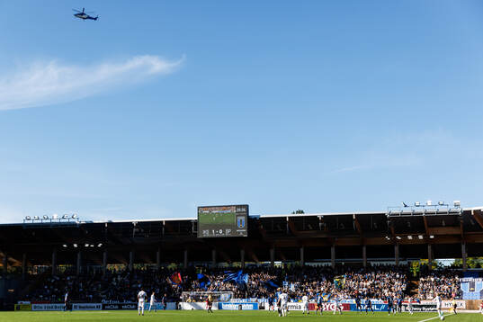 En helikopter flyger över Studenternas