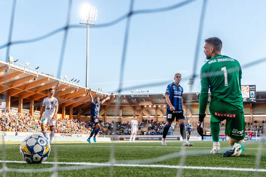 Brommapojkarnas målvakt Lucas Hägg Johansson deppar och