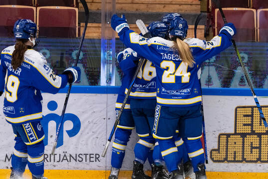 Leksands Kiira Yrjänen jublar med lagkamrater