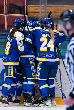 Leksands Kiira Yrjänen jublar med lagkamrater