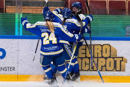 Leksands Kiira Yrjänen jublar med lagkamrater