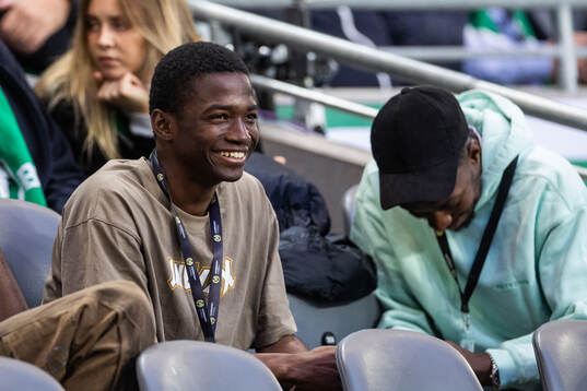 Hammarbys Bouzomana Toure på läktaren