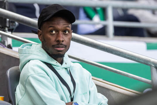 Hammarbys Shaquille Pinas på läktaren
