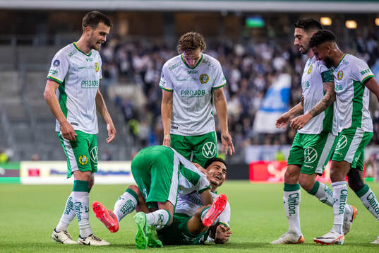Hammarbys Jusef Erabi jublar med lagkamrater