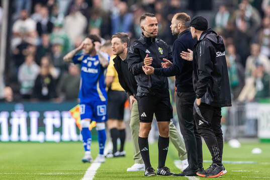 IFK Norrköpings tränare Andreas Alm i diskussion med