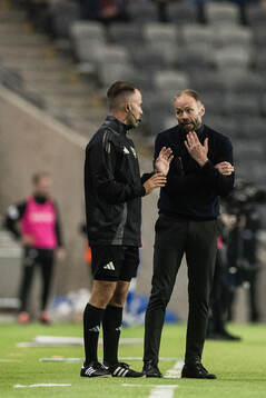 Fjärdedomare Jasmin Svraka och IFK Norrköpings tränare