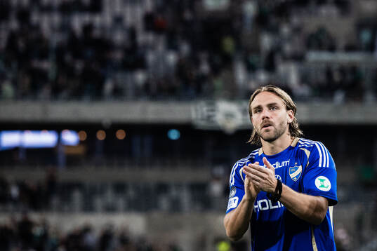 IFK Norrköpings Christoffer Nyman applåderar publiken