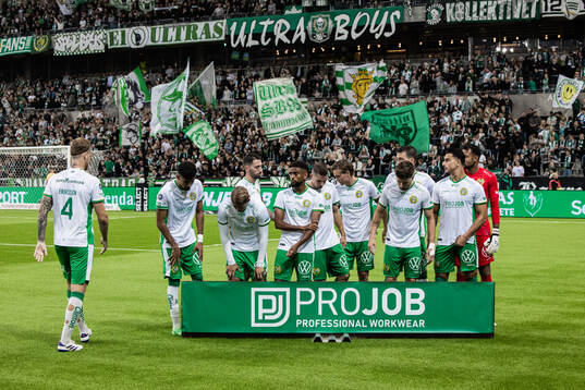 Hammarbys spelare samlas för fotografering av startelvan