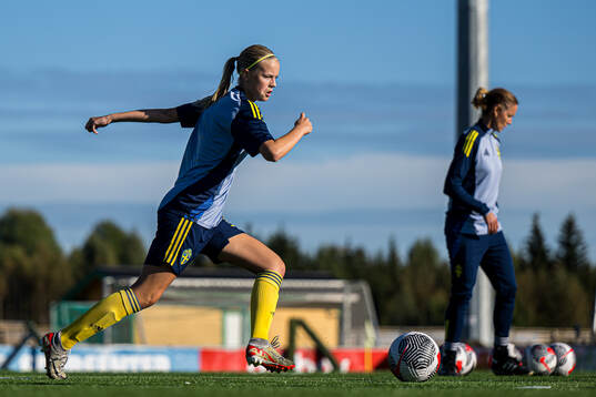 Felizia Nilsson Narverud of Sweden warms up