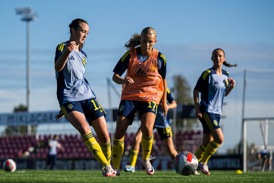 Lilian Häggkvist and Isabella Zinn of Sweden warms up