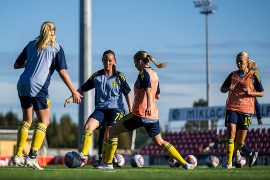Alice Rådsjö of Sweden warms up