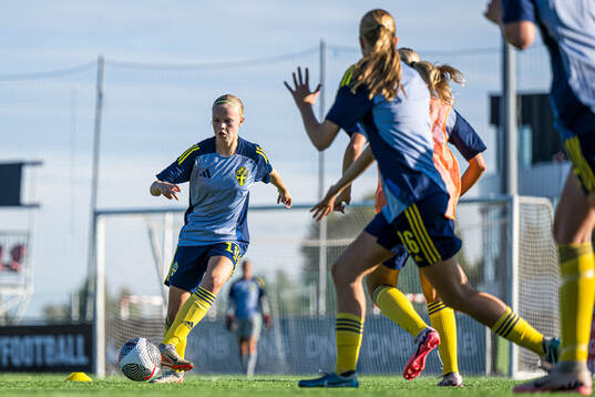 Felizia Nilsson Narverud of Sweden warms up