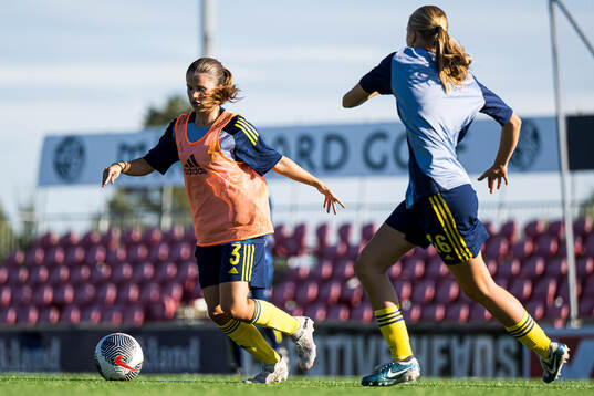 Ella Edstrand of Sweden warms up