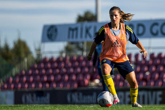 Ella Edstrand of Sweden warms up