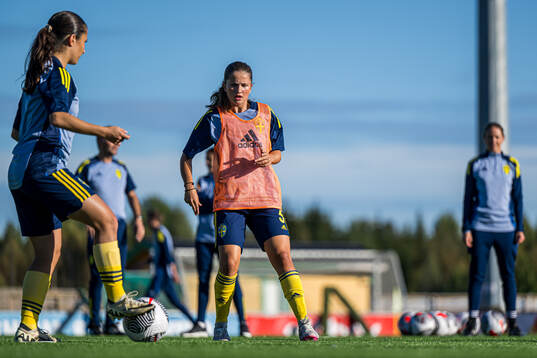 Ella Edstrand of Sweden warms up
