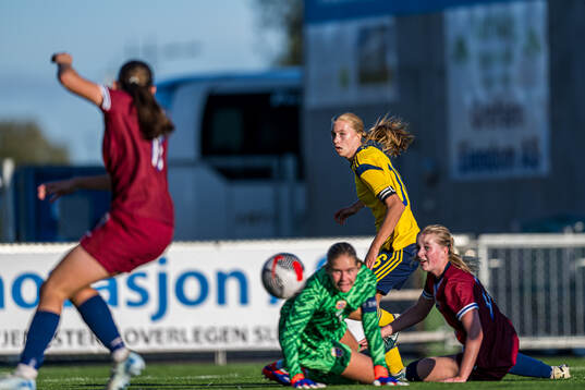 Felizia Nilsson Narverud of Sweden missing a chance to score