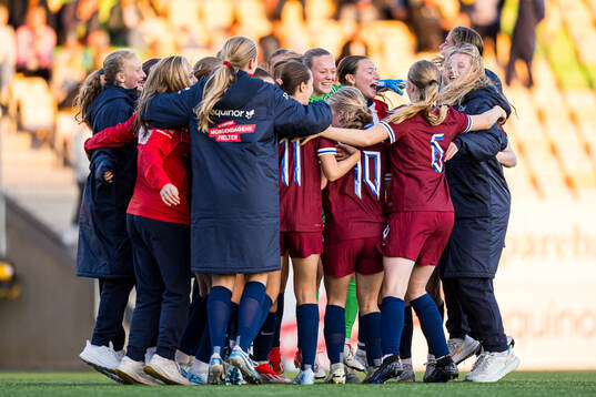 Players of Norway celebrates