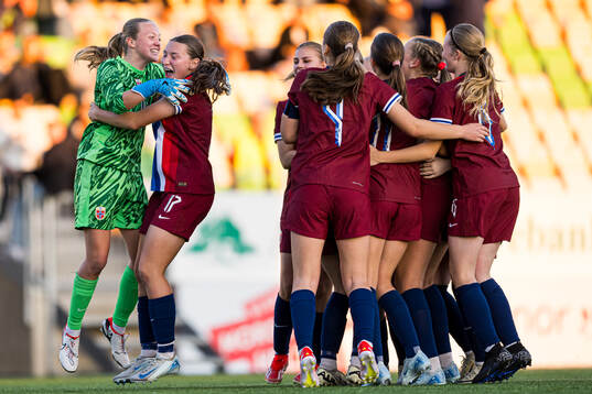 Helene Olsson and Elle Walvick Glesne of Norway celebrates
