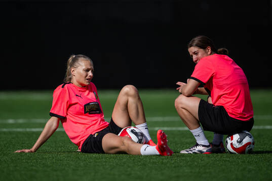 Stine Larsen and Ruby Grant
