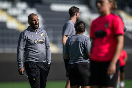 Head coach Mak Lind