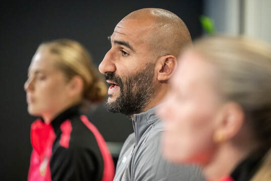 Head coach Mak Lind