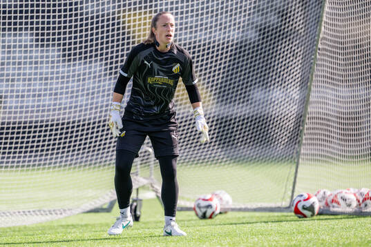 Goalkeeper Loes Geurts