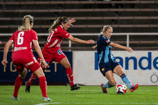 Linköpings Emma Lennartsson och Djurgårdens Mimmi Larsson