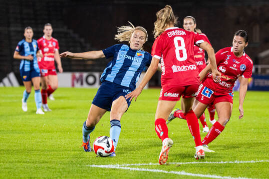 Djurgårdens Mimmi Larsson och Linköpings Angela Beard och