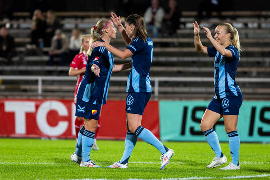 Djurgårdens Pauline Hammarlund jublar med lagkamrater