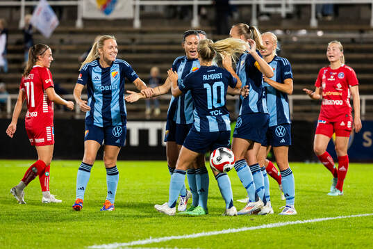 Djurgårdens Tove Almqvist jublar med lagkamrater