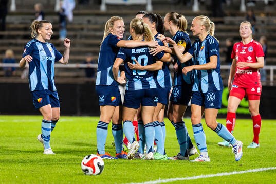 Djurgårdens Tove Almqvist jublar med lagkamrater