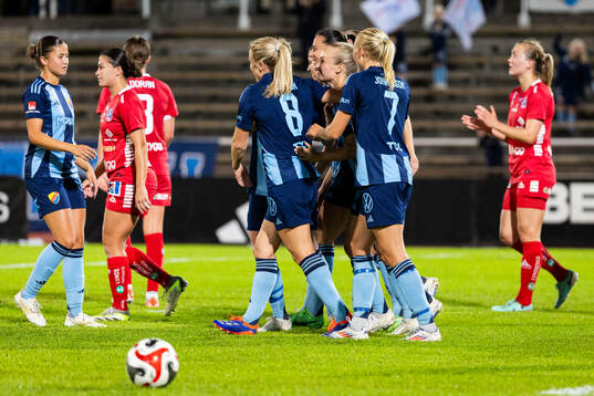 Djurgårdens Mimmi Larsson jublar med lagkamrater
