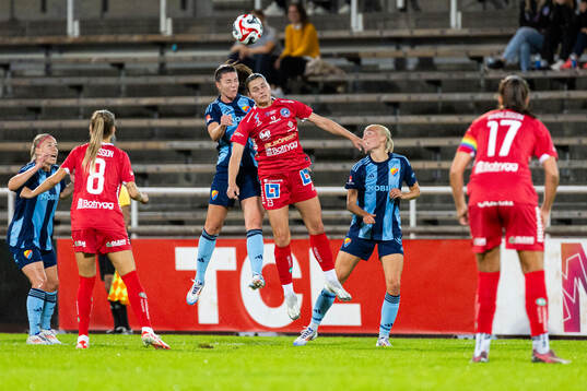 Djurgårdens Pauline Hammarlund och Linköpings Eshly Bakker