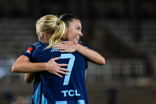 Djurgårdens Stinalisa Johansson jublar Pauline Hammarlund