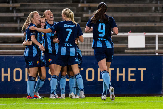 Djurgårdens Mimmi Larsson jublar med lagkamrater