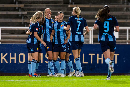 Djurgårdens Mimmi Larsson jublar med lagkamrater