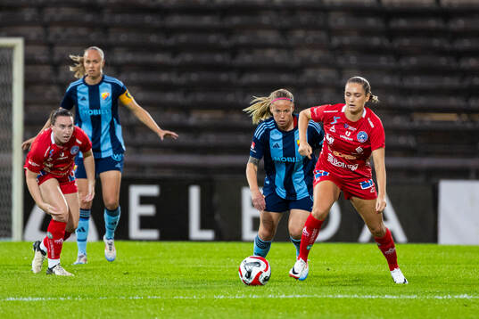 Djurgårdens Therese Åsland och Linköpings Irene Dirdal