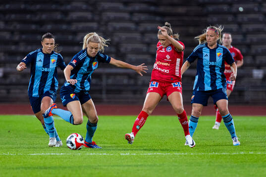 Djurgårdens Mimmi Larsson och Linköpings Irene Dirdal