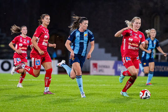 Linköpings Nellie Karlsson och Sara Eriksson mot