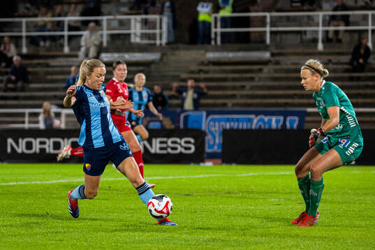 Djurgårdens Mimmi Larsson och Linköpings målvakt Cajsa