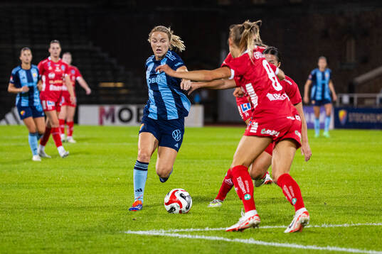 Djurgårdens Mimmi Larsson och Linköpings Sara Eriksson